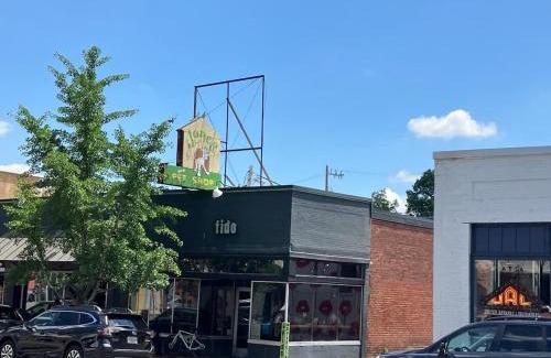 Hillsboro West End Apartment | Steps from Vandy, live music-Downtown 9 mins away!