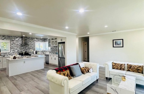 Midway City House | Steps to all of Little Saigon! Charming 3-bedroom house with WiFi and AC