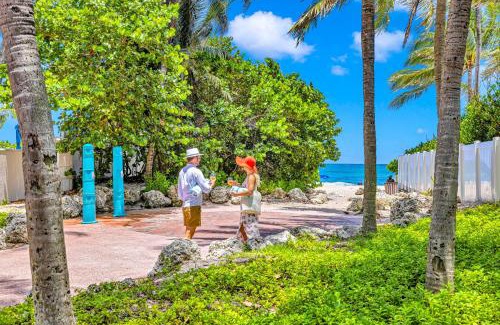 Lauderdale Beach House | Steps to Beach Heated Pool Kiwi Key Residences
