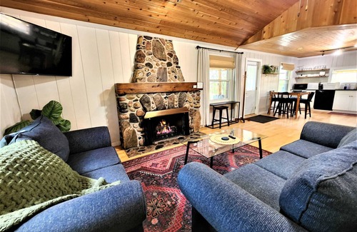 Traverse City Ski Chalet | Steps to Beach|Hot Tub|Fireplace|A NorthCoast Gem