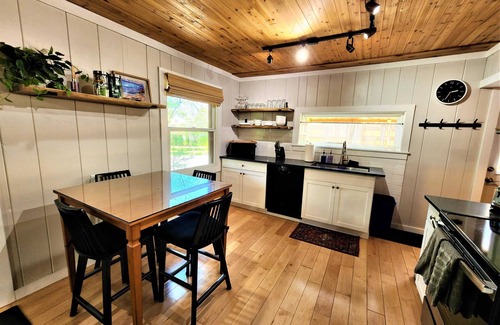 Traverse City Ski Chalet | Steps to Beach|Hot Tub|Fireplace|A NorthCoast Gem