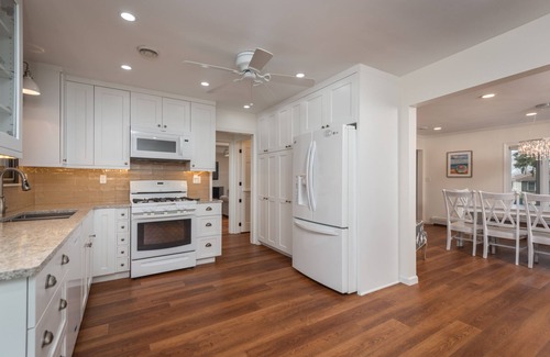 South Haven House | Steps to Beach. Hot Tub. Dog Friendly. Game Room.