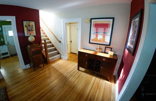 Mann House | Steps to Downtown Iowa City, Cozy and Colorful!