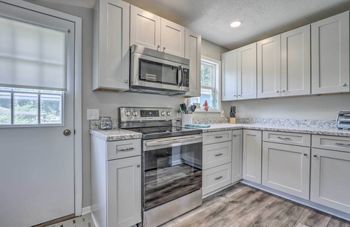 Camdenton Cottage | Steps to Lake: Cheerful Camdenton Cottage!