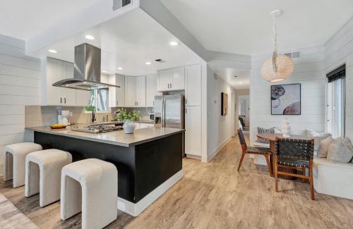 Newport Center House | Steps to Lido Village and the Marina Heart of Lido Island WITH PARKING
