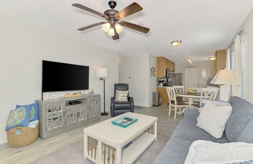 Siesta Key Condo | STEPS TO POOL, CLOSE TO BEACH, FISHING PIER, SLEEPS 5!