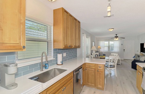 Siesta Key Condo | STEPS TO POOL, CLOSE TO BEACH, FISHING PIER, SLEEPS 5!