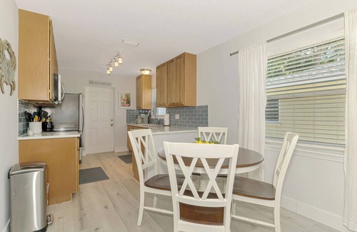Siesta Key Condo | STEPS TO POOL, CLOSE TO BEACH, FISHING PIER, SLEEPS 5!