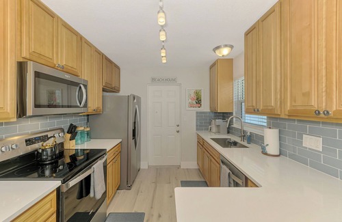 Siesta Key Condo | STEPS TO POOL, CLOSE TO BEACH, FISHING PIER, SLEEPS 5!