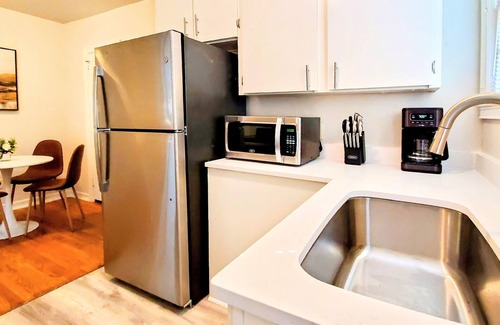 Avondale House | Steps to Restaurants, Shops, Park & More!