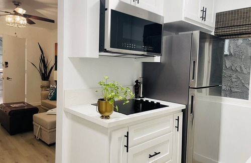 Bixby Knolls Apartment | Steps to Restaurants & Shops+King Bed+Secure Parking+Patio