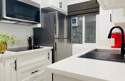 Bixby Knolls Apartment | Steps to Restaurants & Shops+King Bed+Secure Parking+Patio