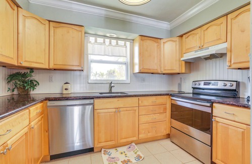 Mid Island Condo | Steps to Shore: Cozy Condo in Fort Myers Beach!