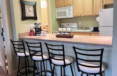 Mount Jackson Condo | Steps to slopes at Bryce Resort! Family-sized condo with balcony and fireplace