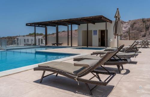La Paz House | Steps to Tennis and the Beach Shared Pool and Gym