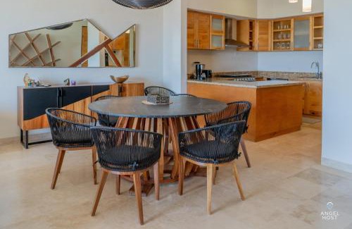 La Paz House | Steps to Tennis and the Beach Shared Pool and Gym