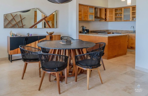 La Paz Condo | Steps to Tennis and the Beach, Shared Pool and Gym
