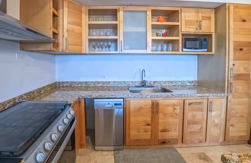 La Paz Condo | Steps to Tennis and the Beach, Shared Pool and Gym