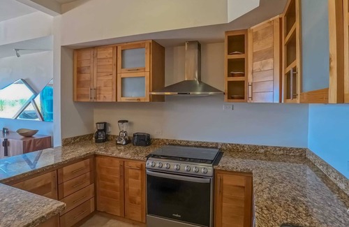 La Paz Condo | Steps to Tennis and the Beach, Shared Pool and Gym