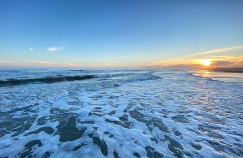 Crystal Beach House | Steps to The Beach -Family Friendly -Sleeps 6