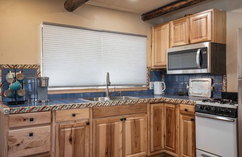 South Capitol Cottage | Steps to the Historic Santa Fe Plaza