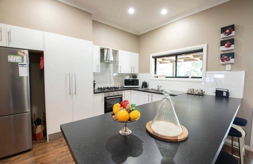 Dubbo House | Sterling House - Spacious Deck, BBQ, Pets Allowed, Located close by to Orana Ou