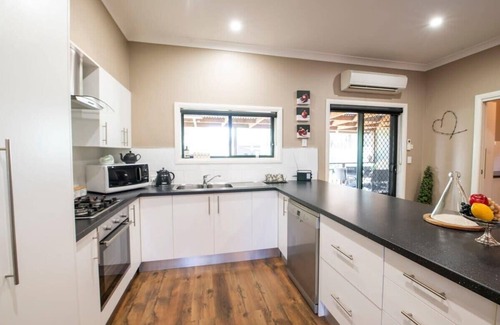 Dubbo House | Sterling House - Spacious Deck, BBQ, Pets Allowed, Located close by to Orana Ou