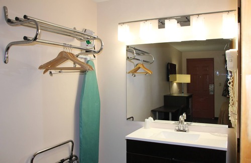 Niagara Falls Hotel | Sterling Inn Niagara Falls near IAG Airport