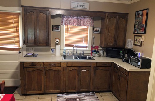 Breaux Bridge House | Steve & Katie Riley Guest House, Breaux Bridge, 2 Bd, 1.5 Ba. Welcome! Sleeps 6