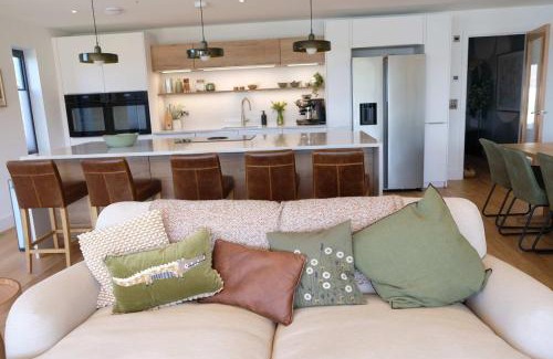 Holworth House | Still Waters - Luxury Lakeside Retreat with Hot Tub