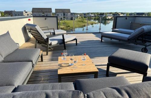Holworth House | Still Waters - Luxury Lakeside Retreat with Hot Tub