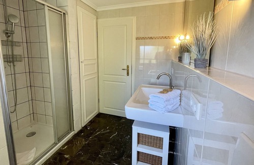 Kleinmorsum Apartment | Stilvoll Eingerichtete 60 qm Große Wohnung im Ersten OG mit Schlafcouch