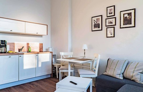 Warnemuende Apartment | Stilvolle Suite mit zwei Zimmern am Kirchplatz