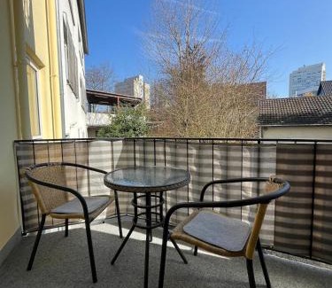 Beuel-Mitte Apartment | Stilvolles Apartment mit zwei Bädern Terrasse und Parkplatz nahe Rhein und Bonn Zentrum