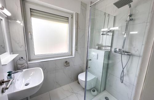 Bad Oeynhausen Apartment | Stilvolles, frisch renoviertes 2Zi Apartment mit Küche und Balkon in Kliniknähe!