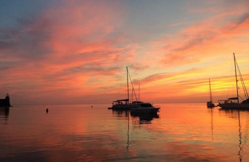 Porto-Vecchio Boat Rental | stlocavoile 2, Seuls à bord d un voilier dans le golfe