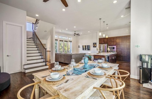 East Downtown Houston Apartment | Stoic Sanctuary @ East Downtown