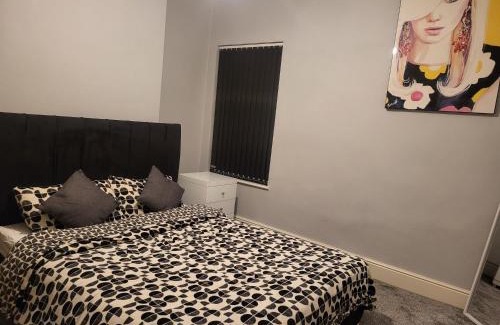Burslem Apartment | Stoke-on-Trent - Apartment - Sleeps 5 - Parking