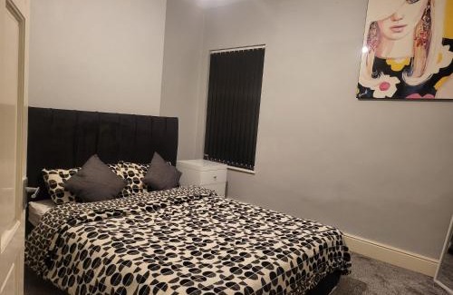Burslem Apartment | Stoke-on-Trent - Apartment - Sleeps 5 - Parking