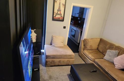 Burslem Apartment | Stoke-on-Trent - Apartment - Sleeps 5 - Parking