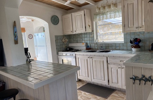 Governor's Harbour House | STONE BEACH COTTAGE TikiHut Kayaks Paddleboards WiFi Terrace Beachfront Gardens
