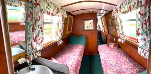 Stone House | Stone - Boat - Sleeps 6 - Pet Friendly - 85ws