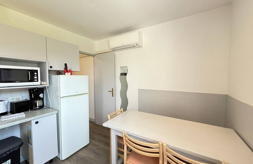 La Roque-sur-Pernes Condo | Stone cottage in leafy residence