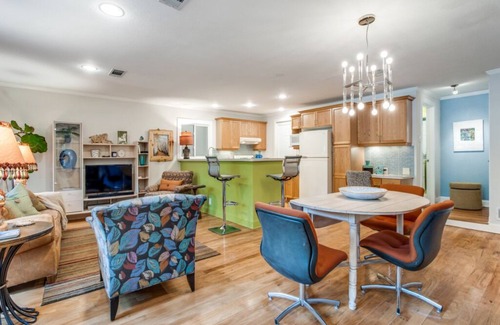 The Peninsula Cottage | Stone Cottage Guest House at White Rock Lake