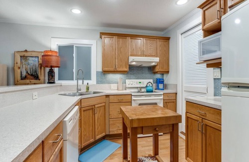 The Peninsula Cottage | Stone Cottage Guest House at White Rock Lake
