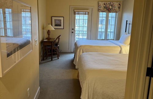 Sturgeon Bay Hotel | Stone Harbor