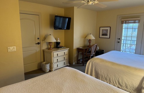 Sturgeon Bay Hotel | Stone Harbor