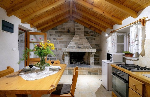 Zrnovo Apartment | Stone House Harmony - One Bedroom Apartment with Patio and Garden View (1)