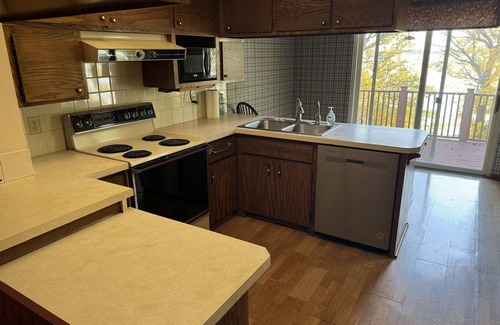 Dassel House | Stone Lodge Hideout on Lake Washington with 3000 Acres of Water