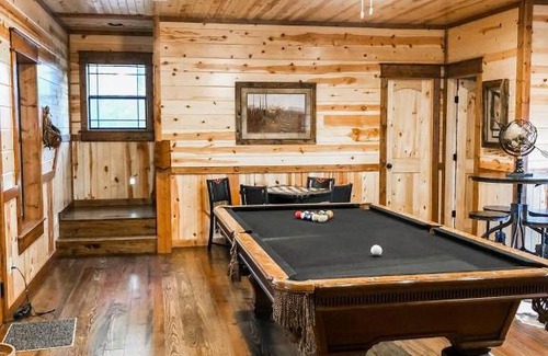 Broken Bow House | Stone Mountain Lodge 5000sqft 6 Bed Game Room Pool Table Hot Tub